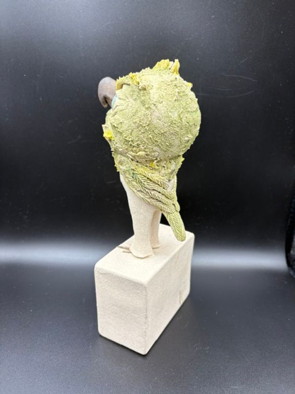 Keramikk fugl med bukse 22 cm GV39