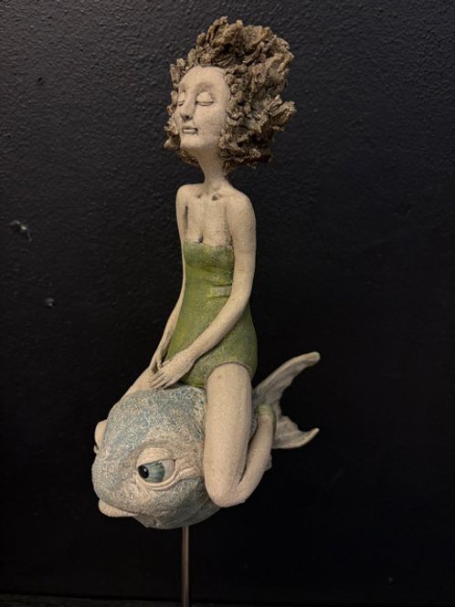 Hovedbilde Keramikk dame på fisk 54 cm GV33